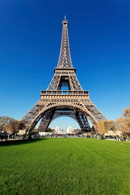 eiffel tower paris with gorgeous colors autumn_268835 828