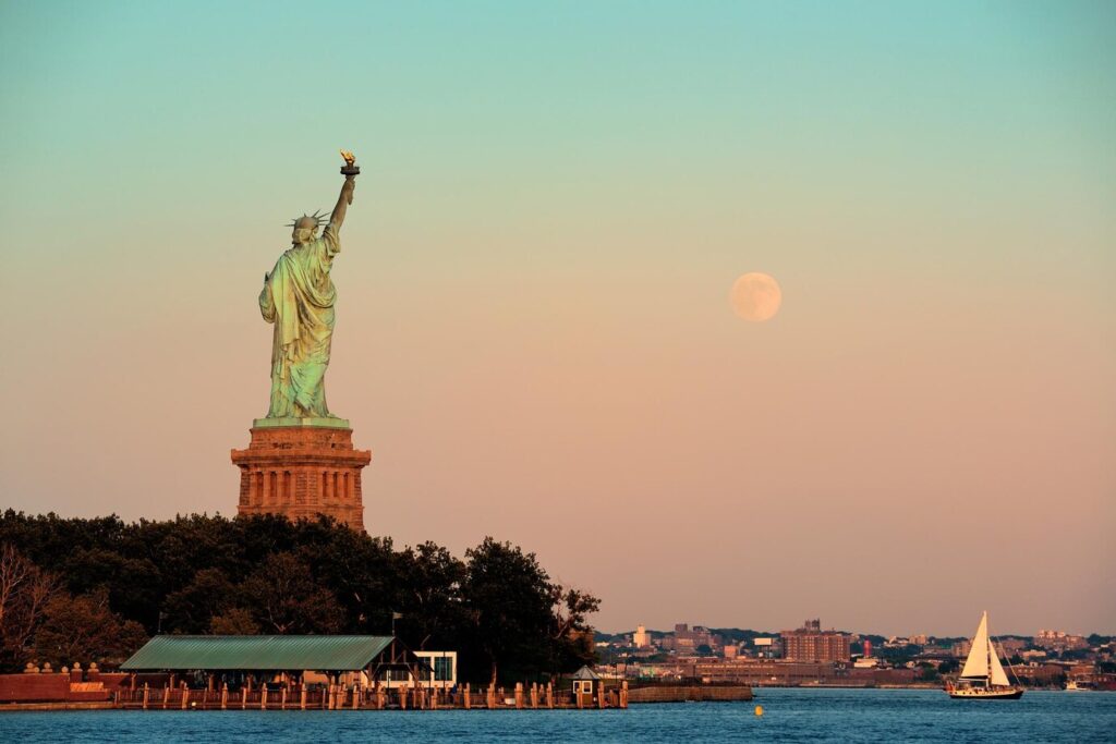 statue liberty full moon sunset new york city_649448 2612 1024x683 1