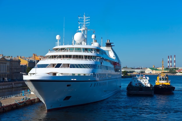 white cruise ship neva saint petersburg_1398 2913